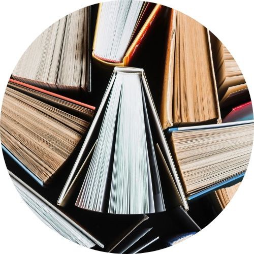 foto di libri aperti visti dall'alto