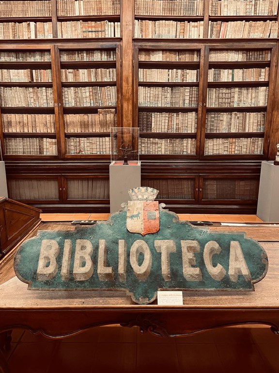 L’insegna della Biblioteca