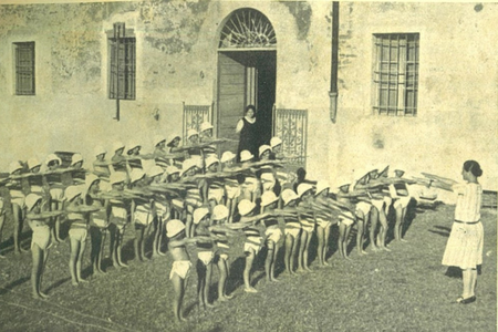 Siam figli dell'aria, siam figli dell'onda. La pedagogia del regime fascista attraverso le immagini delle colonie per l'infanzia in Emilia Romagna.